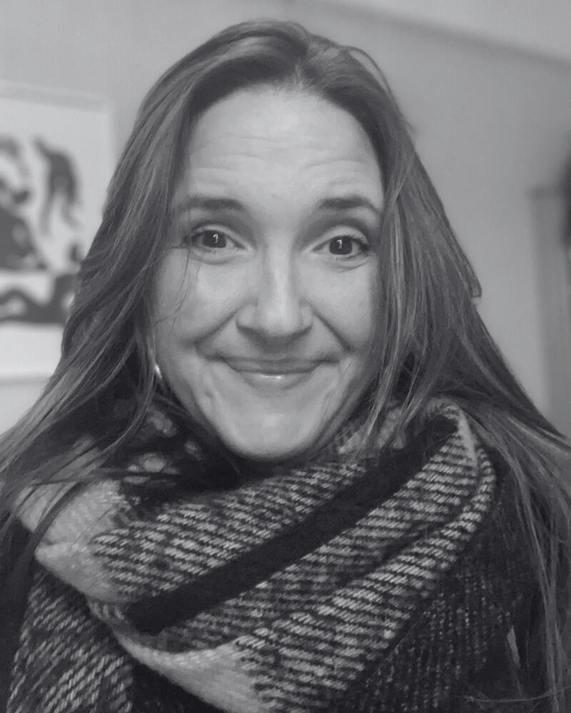 Sarah Harris-Smith Cognitive behavioural hypnotherapist, woman wearing a scarf